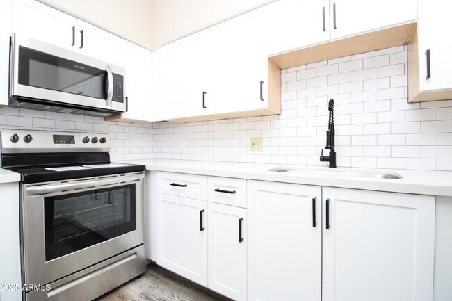 Building Photo - 2807 E Paradise Ln