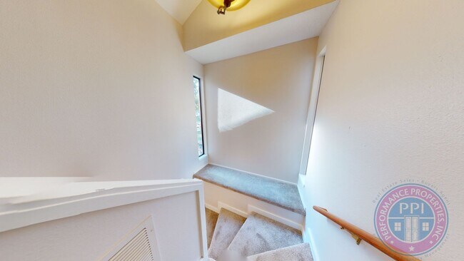 Building Photo - Prime West Linn Location - Walkable to Hig...