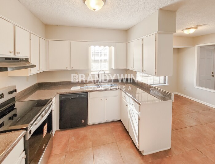 Building Photo - 6395 Golden Park Dr