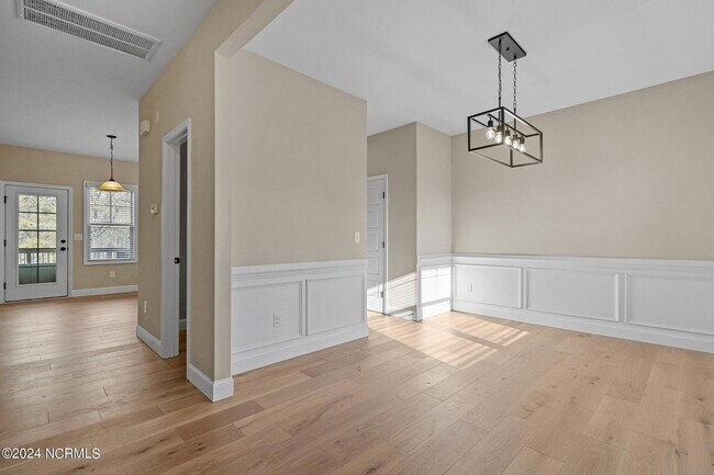 Building Photo - 204 Sandy Springs Rd