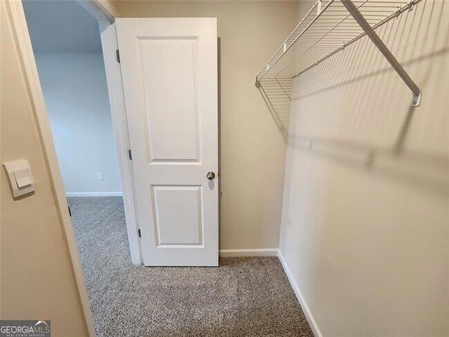 Building Photo - 235 Vly Oak Dr