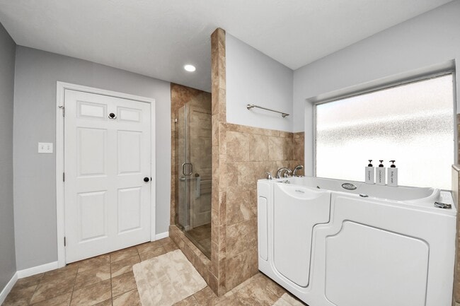 Building Photo - 12711 Laurel Bank Way