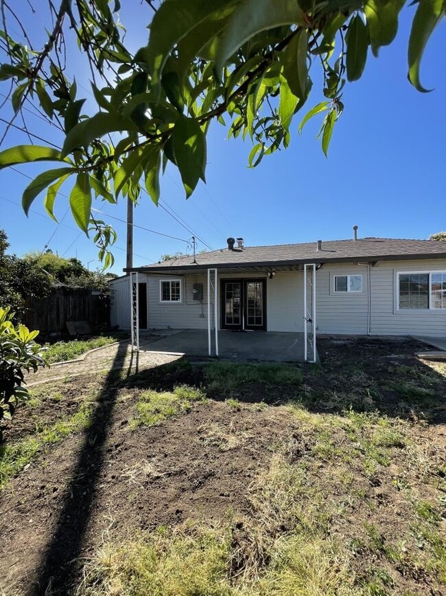 Building Photo - 5879 Kelly Way