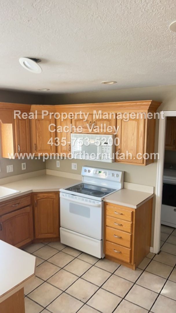 Building Photo - Beautiful 6 bedroom home available for immediate move in!