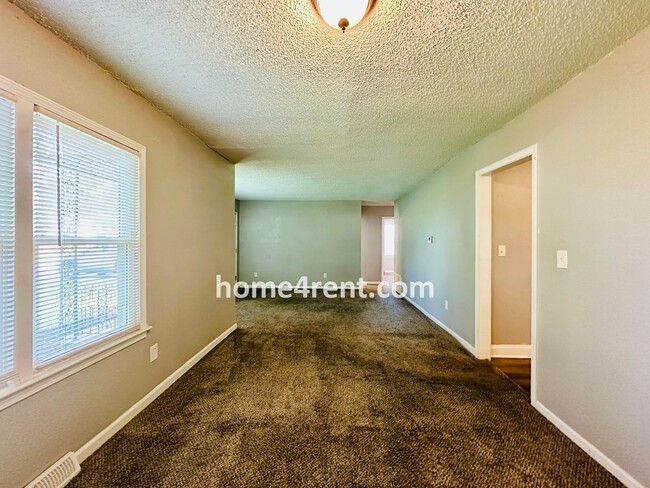 Building Photo - Cozy, Ranch Style Home w/ Stainless Steel ...