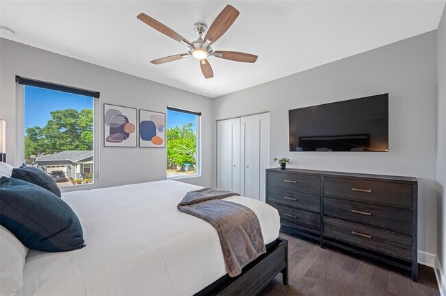 Building Photo - 902 W Plymouth St