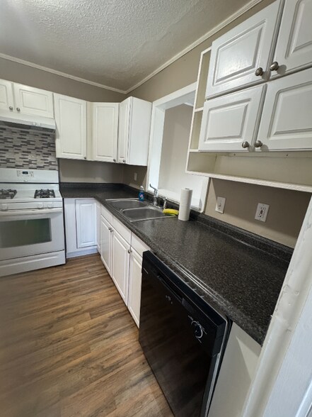 Building Photo - 2025 NE Elmhurst Ave
