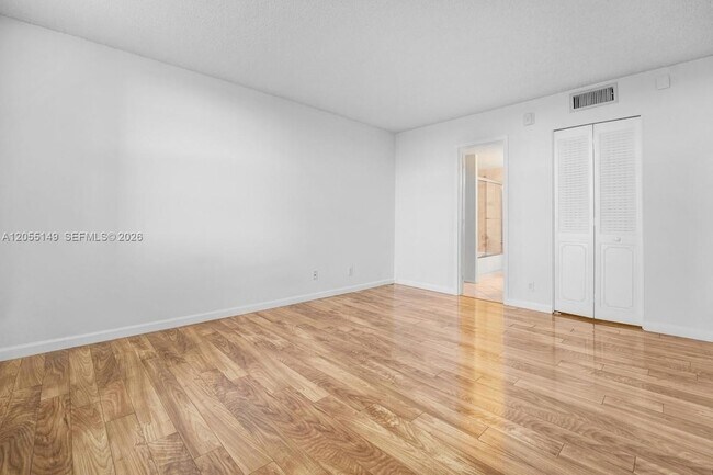 Building Photo - 250 Jacaranda Dr