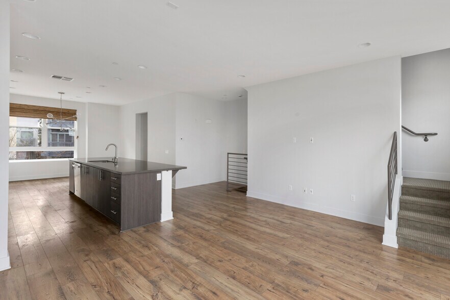 Building Photo - 2753 Waverly Dr