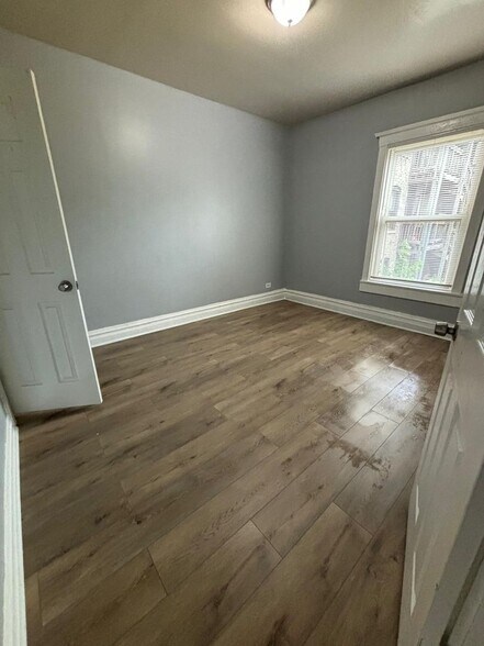 Building Photo - 1446 E 69th Pl
