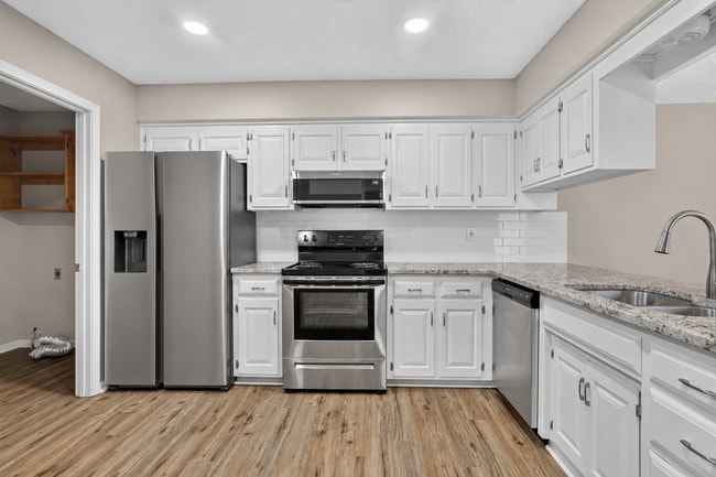Building Photo - Renovated 3BR/2.5BA Townhome in Blue Valley Schools with Full Basement & 2-Car Garage