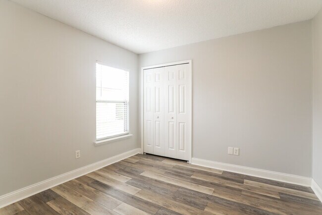 Building Photo - 7625 Dover Cliff Dr S