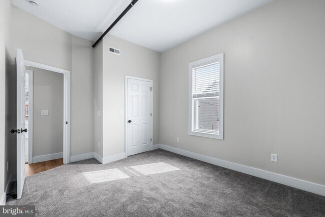 Building Photo - 320 W King St