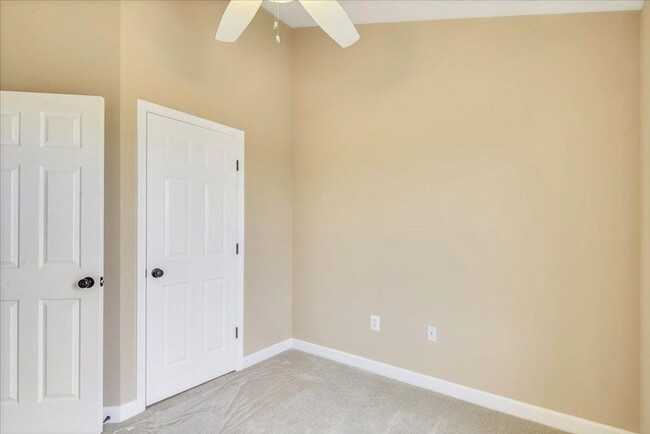 Building Photo - Beautifully maintained townhouse in Lake L...