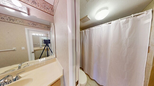 Building Photo - Spacious 2Bed/ 2Bath Condo In Indigo Point - Daytona  *Large Screened In Patio * Water Included *...