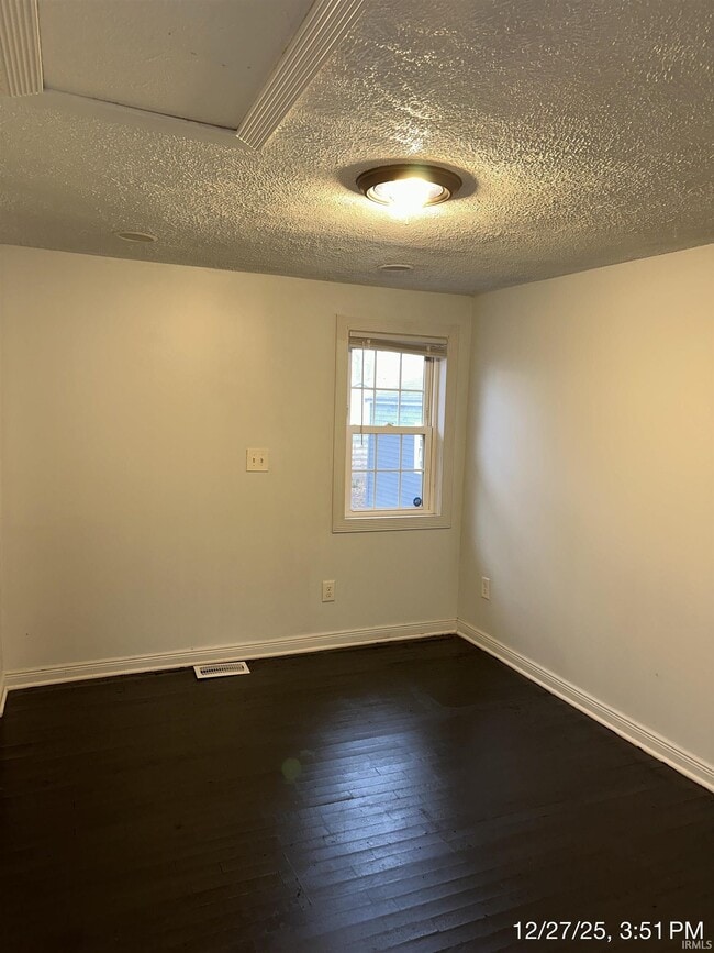 Building Photo - 1009 E Spraker St