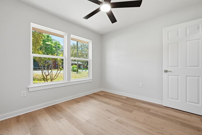 Building Photo - All Brick Home & Large Yard in Niceville!