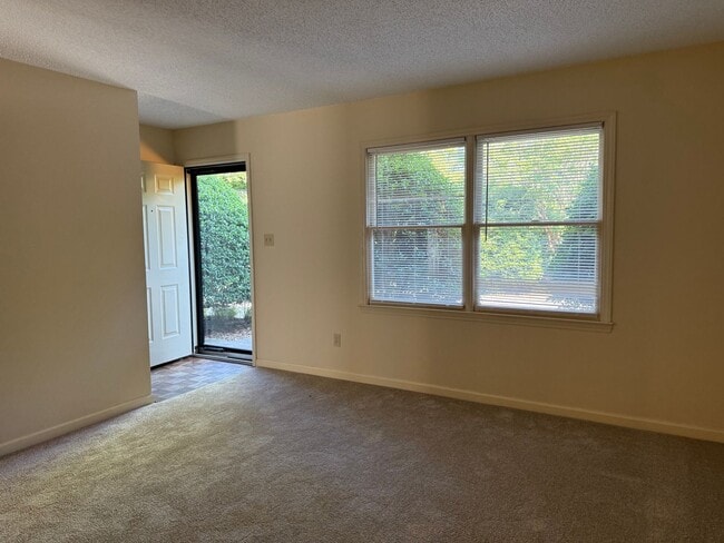 Building Photo - Private 2BD/1.5BA Townhouse in Prime NW Hi...
