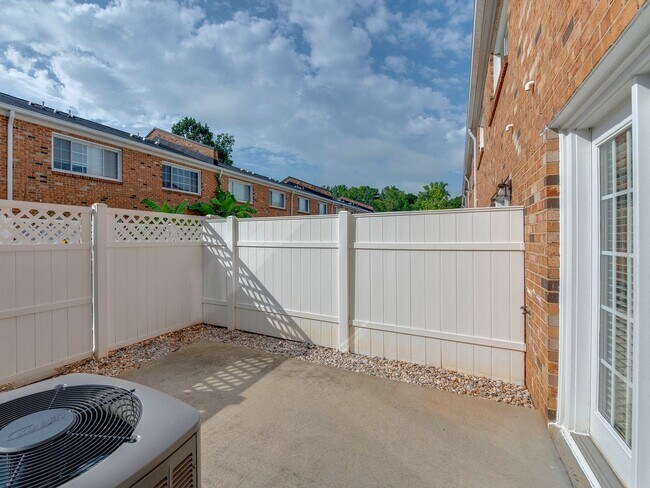 Building Photo - Stunning and completely updated townhome s...
