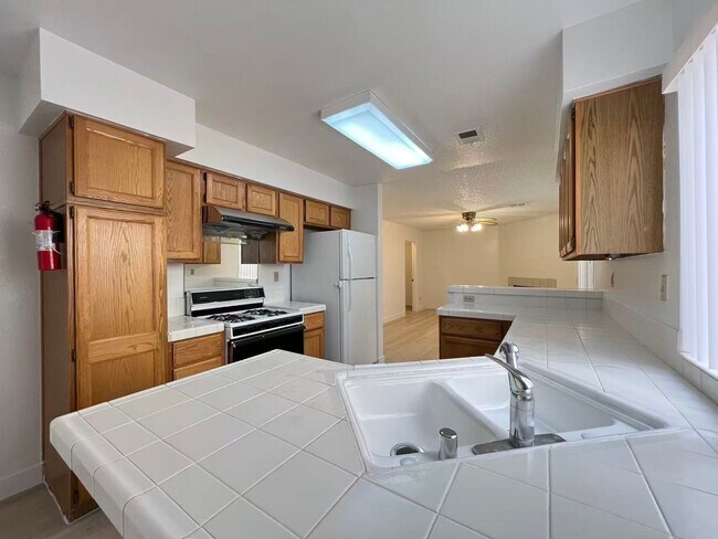 Building Photo - 10001 Dove Ridge Dr