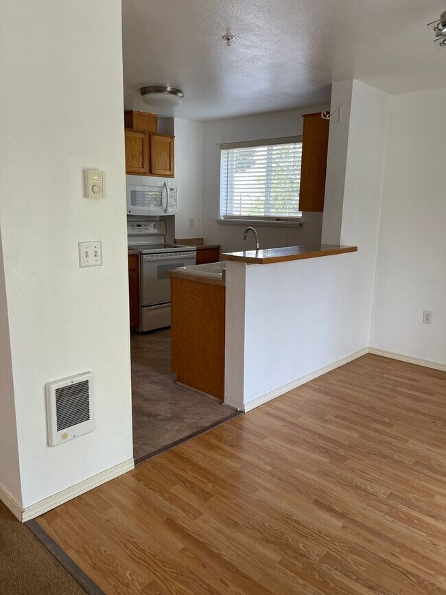 Building Photo - Exceptional, Top-Floor, Corner Renton Cond...