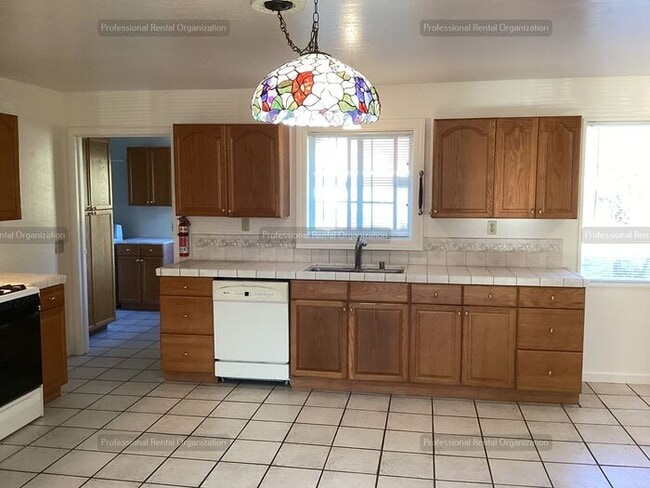 Building Photo - Spacious & cheerfully bright large single-...