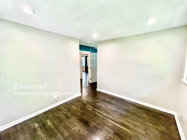 Building Photo - 1584 Camelot Cir