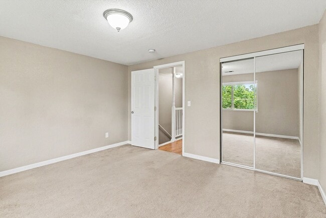 Building Photo - 2 Bedroom Townhome is Wheat Ridge!