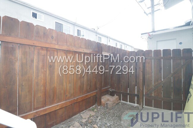 Building Photo - 35th St (4745-4749)