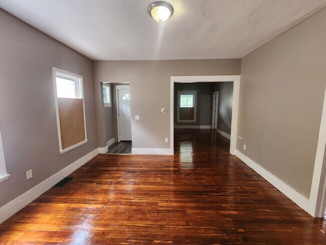 Building Photo - FIVE Bedroom Single Family Home!