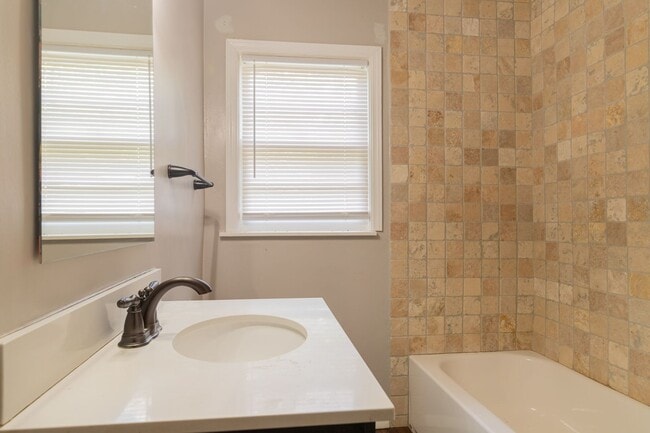 Building Photo - Conveniently located Midtown home - near h...