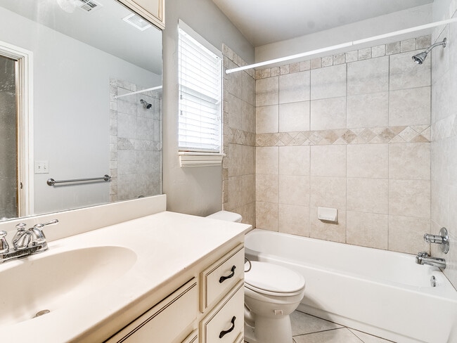 Building Photo - 15609 Traditions Dr