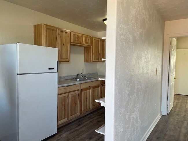Building Photo - Newly Renovated-1 Bedroom 1 Bath Upstairs ...