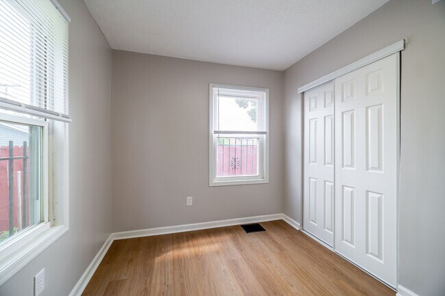 Building Photo - 2204 Howey Rd