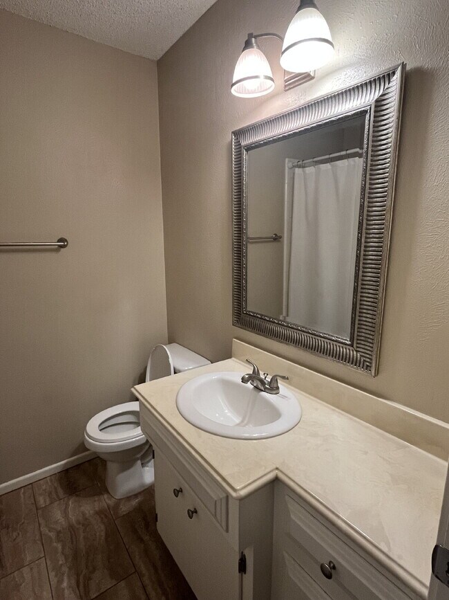 Building Photo - "Charming 3-Bedroom with 2 Full Baths in L...