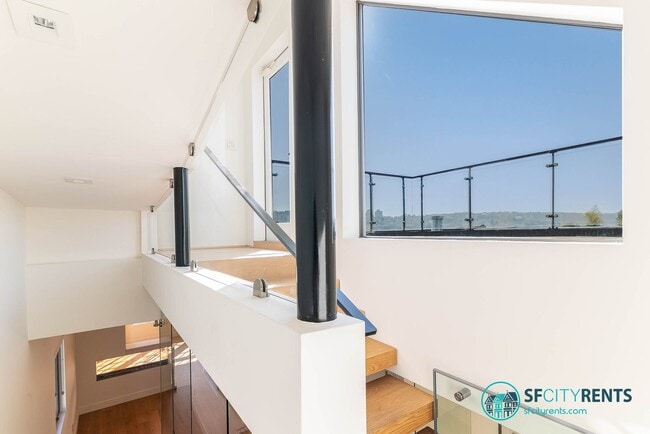 Building Photo - Marina: Remodeled Light-Filled Top-Floor Marina Condo with Private Roof Deck