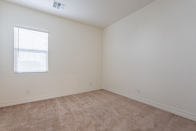 Building Photo - 5 BEDROOM 4 BATH SINGLE FAMILY HOME