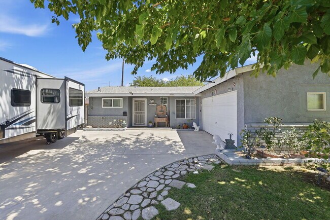 Building Photo - Charming 3-Bed with Gleaming Hardwood Floors