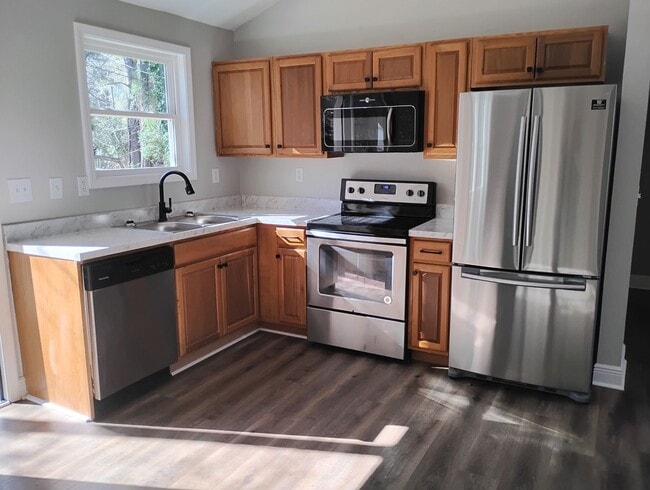 Building Photo - Spacious.Stylish.Short-Term Lease ONLY Perfection