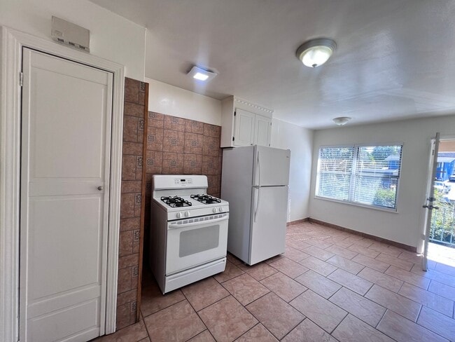 Building Photo - SPACIOUS 2 BEDROOM/1 BATH AVAILABLE IN HAYWARD CA !!!!