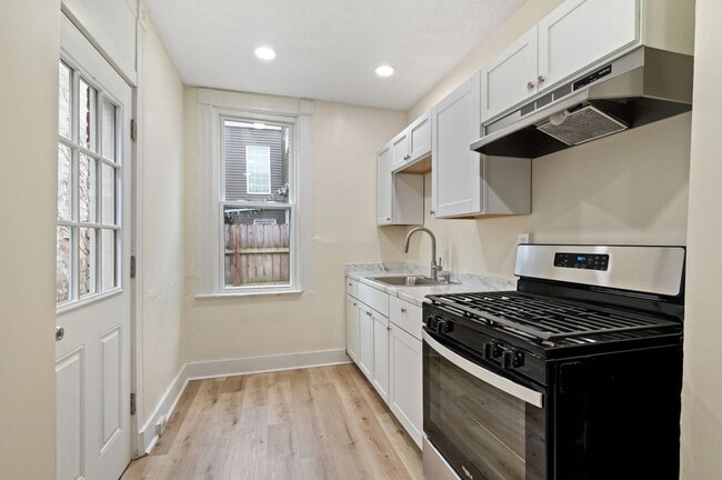 Building Photo - Newly Renovated 2 Bedroom Unit + Bonus Room In The South Side.  Available Immediately.