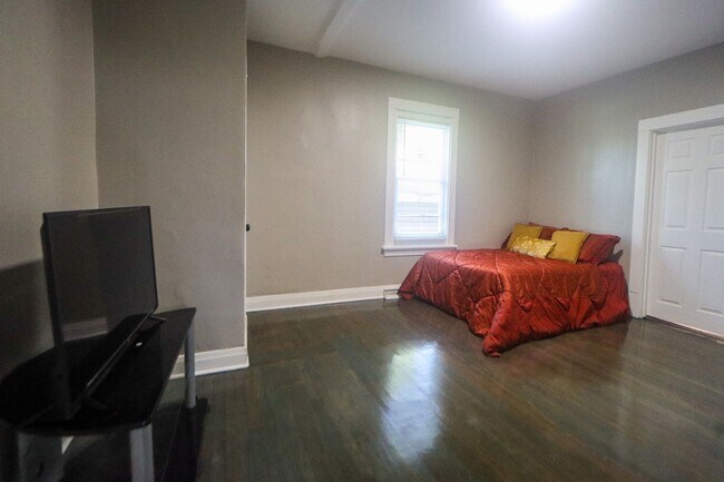 Building Photo - Spacious & Newly Renovated 4-Bedroom Home