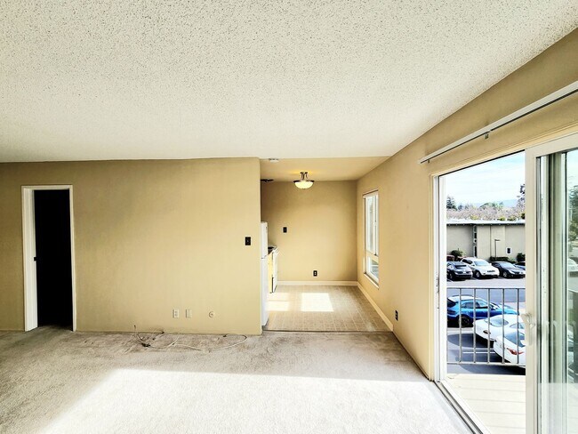 Building Photo - Woodlake Studio