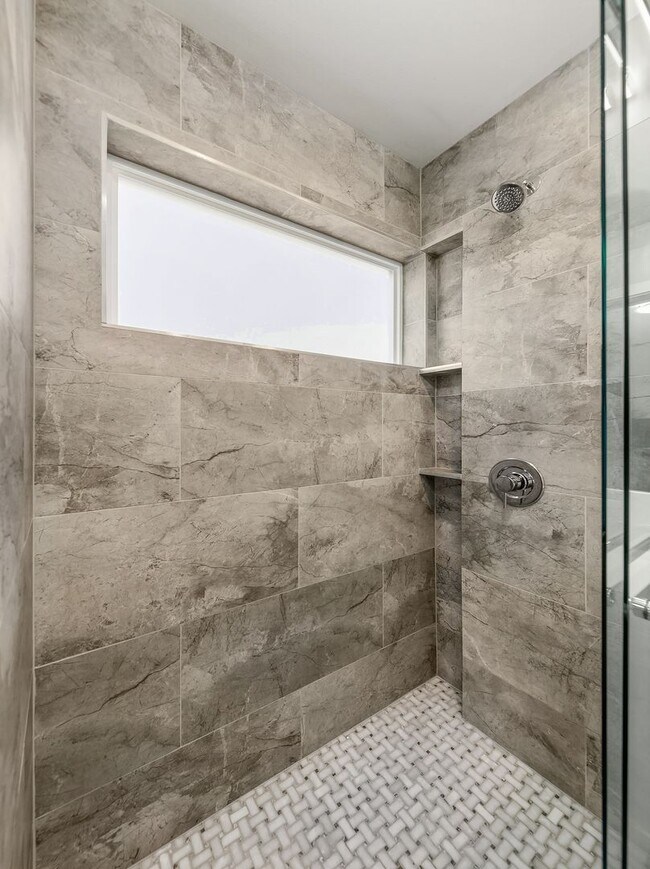 Building Photo - Stylish 2BR Townhome with Rooftop Deck & A/C Near Light Rail