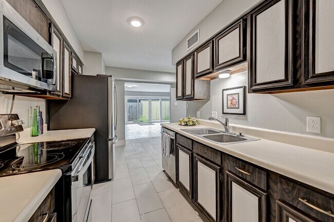Building Photo - 13194 Trail Hollow Dr