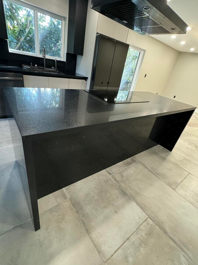 Building Photo - 10366 Buena Ventura Dr