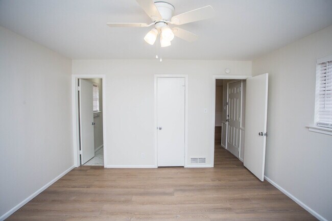 Building Photo - "Charming 3-Bed Retreat in Lubbock with Granite Accents & Spacious Living!"