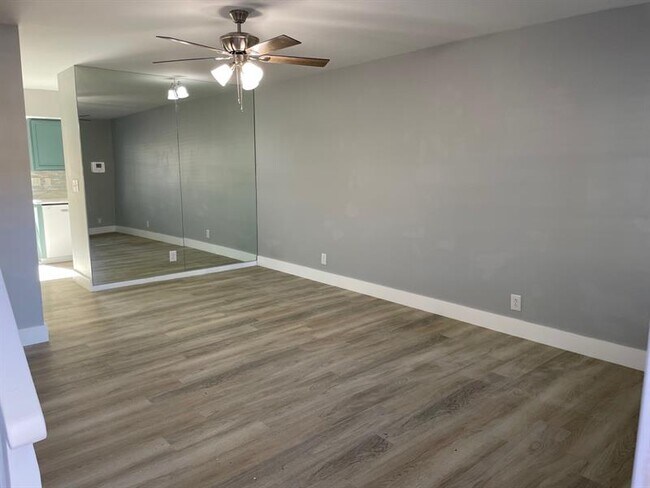 Building Photo - 156 NE 20th Ct