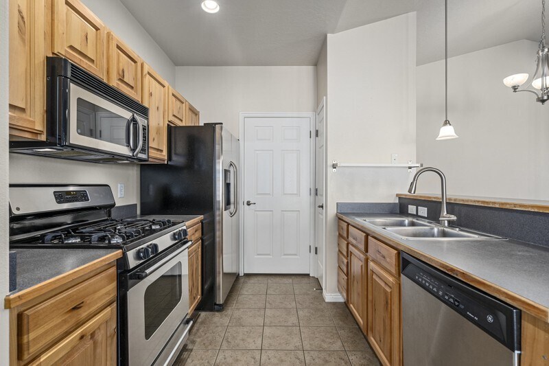 Building Photo - 1061 Canyon Meadow Dr
