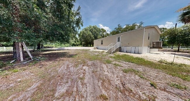 Building Photo - 720 N Riverside St